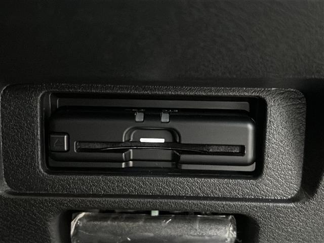 【ETC】有料道路を利用する際に料金所で停止することなく通過できる、ETC車載器（ノンストップ自動料金収受システム機器）が装備されています。セットアップを行うことで利用可能になります。