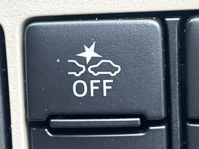 【スマートアシスト】走行中に前方の車両等を認識し、衝突しそうな時は警報とブレーキで衝突回避と被害軽減をアシスト。より安全にドライブをお楽しみいただけます。