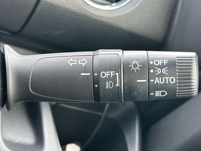 【オートライト（AUTO）】外の明るさをシステムが感知して、自動でヘッドライトが点灯します！ヘッドライトをつけ忘れを防ぐ便利機能です。