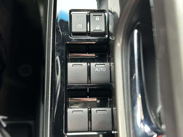 【電動格納ミラー】ドライバーの目線に合わせ、ミラーの上下左右調整が可能です☆