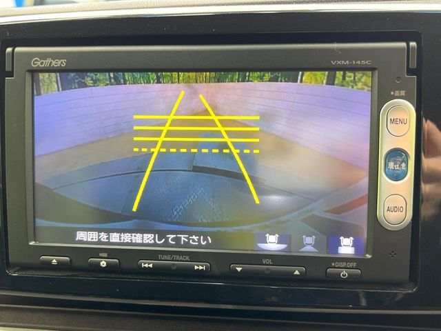 【バックカメラ】駐車時に後方がリアルタイム映像で確認できます。大型商業施設や立体駐車場での駐車時や、夜間のバック時に大活躍！運転スキルに関わらず、今や必須となった装備のひとつです！