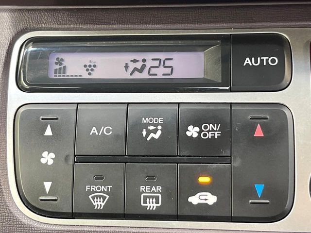 【オートエアコン】一度お好みの温度に設定すれば、車内の温度を検知し風量や温度を自動で調整。暑い…寒い…と何度もスイッチ操作をする必要はありません。快適な車内空間には必須の機能ですね♪