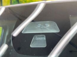 【シティブレーキアクティブシステム】低速走行中に前方の車両等を認識し、衝突しそうな時は警報とブレーキで衝突回避と被害軽減をアシスト。より安全にドライブをお楽しみいただけます。