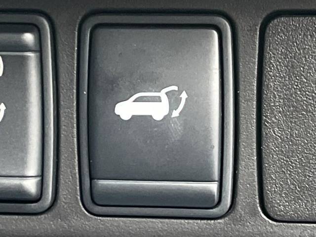 【パワーバックドア】スマートキーや運転席のボタンを押すだけでリアゲートが自動で開閉します！荷物を持っている時や、高い位置にあるバックドアを閉める際に便利な機能です♪