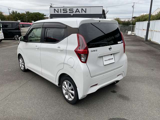 外装は、専任のスタッフが真心込めて丁寧に磨きをして納車いたします。