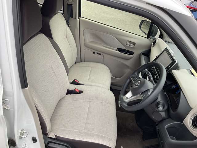 運転席前列シートです。