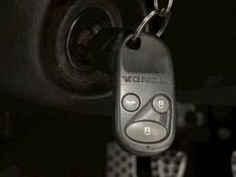 【キーレス】離れた場所からでも車のドアの解錠・施錠ができます。