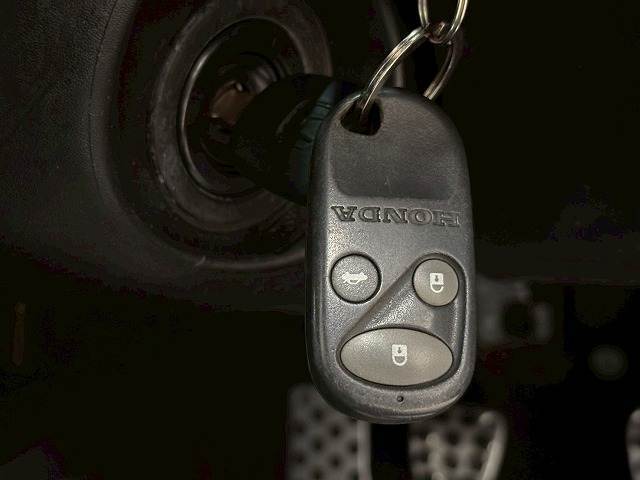 【キーレス】離れた場所からでも車のドアの解錠・施錠ができます。