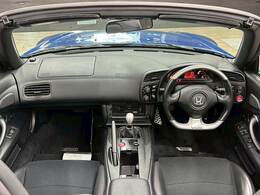 見通しの良いコックピットは普段のドライブに最適。運転しやすいお車となります。