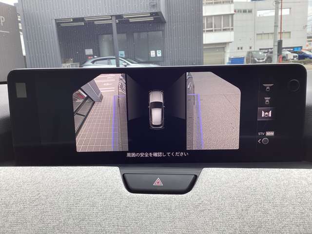 サイドカメラに切り替えると駐車時や狭い道路のすれ違いで、幅寄せ時のサイドの確認も安心です！