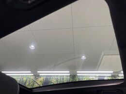 【ガラスルーフ】ガラスルーフ搭載で車内の解放感が一気にアップ！開放的なドライブをお楽しみいただけます。