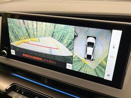 【パノラミックビューモニター】専用のカメラにより、上から見下ろしたような視点で360度クルマの周囲を確認することができます☆死角部分も確認しやすく、狭い場所での切り返しや駐車もスムーズに行えます。