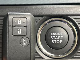 【キーレススタートシステム】カバンやポケットに入れたままでもドアの施錠・解錠が可能なスマートキーを装備。エンジンのオン・オフ時もカギを取り出す必要が無いからとっても便利です♪