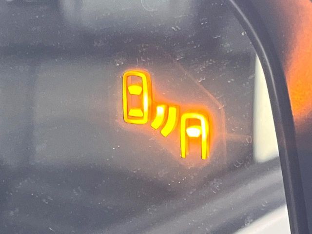 【ブラインドスポットワーニング】走行中、ドアミラーの死角になりやすい箇所に後続車が接近するとサイドミラー付近に警告を表示、ドライバーに注意喚起をしてくれます。