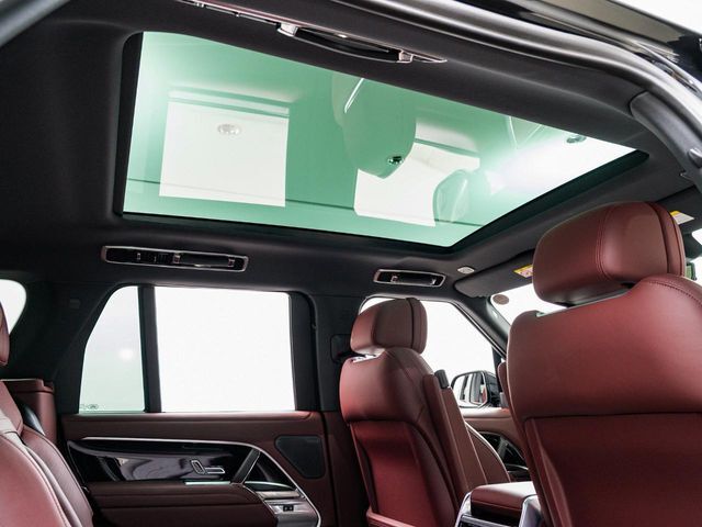 明るく開放的な光を生み出し広々とした空間を演出するパノラミックルーフ！ダークティンテッド強化ガラスは快適な車内温度を維持し日差しの影響を抑えるとともにプライバシーを保つ。電動サンブラインドも装備！