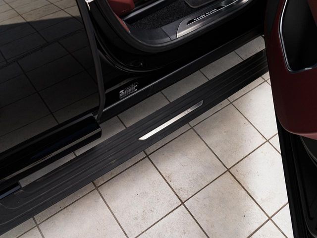 電動サイドステップを装備しております。負担が少なく乗降が可能になります。ルーフへのアクセスも良くなるため、キャリアを付けたときや洗車時にも足場として使えます。
