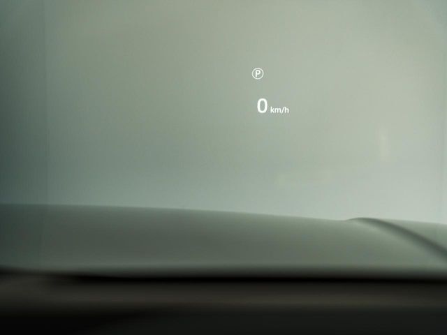 ヘッドアップディスプレイは運転中に役立つ情報をフロントガラスに映し出します。独自のレーザー技術により、直射日光が当たるような状況にも対応。走行速度、ナビゲーションなどの情報を、クリアに表示します。