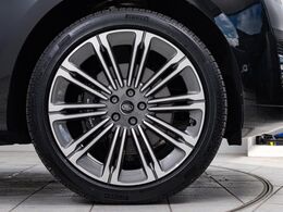 23インチ10スプリットスポークホイール！エクステリアデザインに合わせてデザインされたホイールで、ワイドなボディーを支えるにふさわしい足回りを演出します。