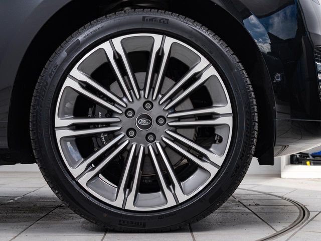 23インチ10スプリットスポークホイール！エクステリアデザインに合わせてデザインされたホイールで、ワイドなボディーを支えるにふさわしい足回りを演出します。