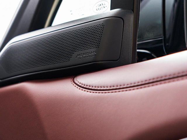 MERIDIAN　SURROUNDは英国のプレミアムオーディオブランドです。重低音から高音域までしっかりと再現でき、コンサートのような臨場感溢れる音響空間を実現します。どうぞ店頭にてご体感ください。