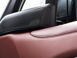 MERIDIAN　SURROUNDは英国のプレミアムオーディオブランドです。重低音から高音域までしっかりと再現でき、コンサートのような臨場感溢れる音響空間を実現します。どうぞ店頭にてご体感ください。