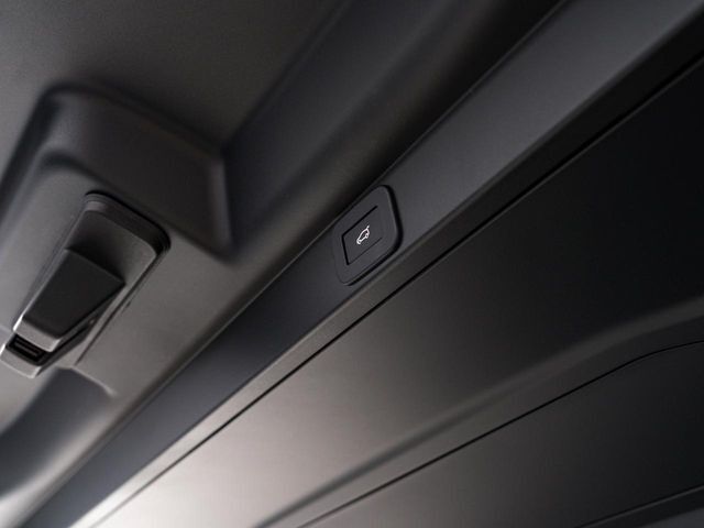 ボタン1つで自動開閉するパワーテールゲート搭載！ドアを上げ下げすることなく楽々開閉。開ききった状態の高さも任意の位置で設定できるので、普段お使いの車庫などでもぶつける心配はありません♪