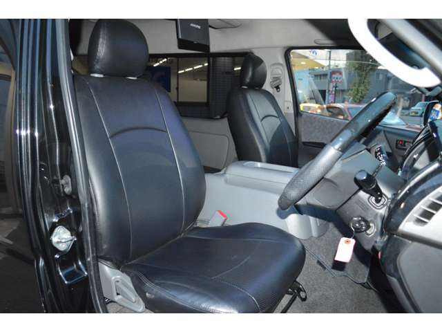 全席レザー調シートカバー付きです。