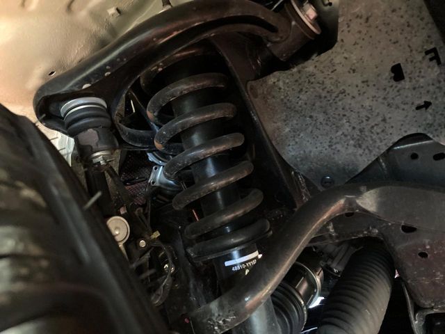 お車を安心してお乗りいただく為には、足回りの定期点検が欠かせません。サービスサポート（有償保証）では無料点検もご提供しており、安心のカーライフをお過ごしいただけるサポート体制が整っています。