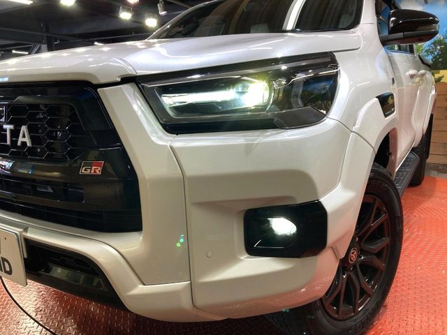 【LEDヘッドライト】悪天候や夜間走行時も良好な視界を確保し安心して運転できる高輝度LEDヘッドライトを装備！点灯速度が早く、消費電力も抑えられています。