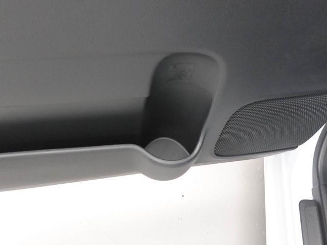 カップホルダーは運転席や助手席からちょうど手の届く位置です！！