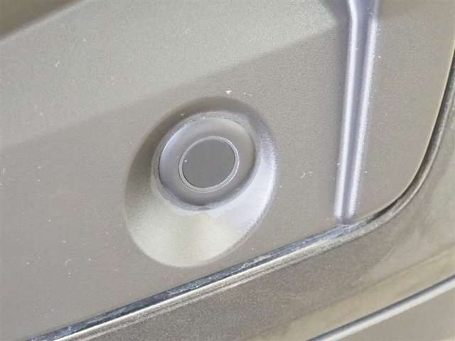 コーナーセンサーもついていますので、駐車時も安心です。