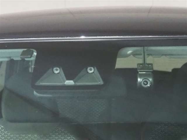 ドライブレコーダーと衝突軽減ブレーキのセンサー付きで万が一の時も安心です。