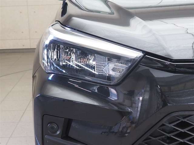 LEDヘッドライトです。デザイン性がよくとても明るいので、夜間の走行や悪天候でも安心です。しかも長寿命！