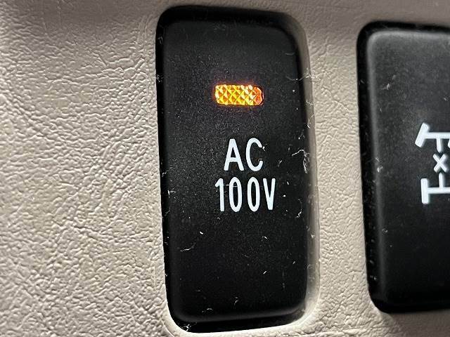 メーカーOPの【AC100V電源】を装備。携帯やノートパソコンの充電など家庭用電化製品を車の中で思う存分お楽しみいただけます。