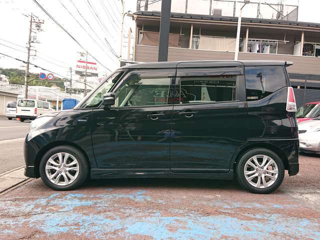 大変便利な両側スライドドアで左側パワースライドドア付き♪坂道等でのドアの開閉も楽々ワンタッチスライド！お子様でも安心◎操作は室内・キーレス・ドアハンドルと3WEYから操作出来ます♪