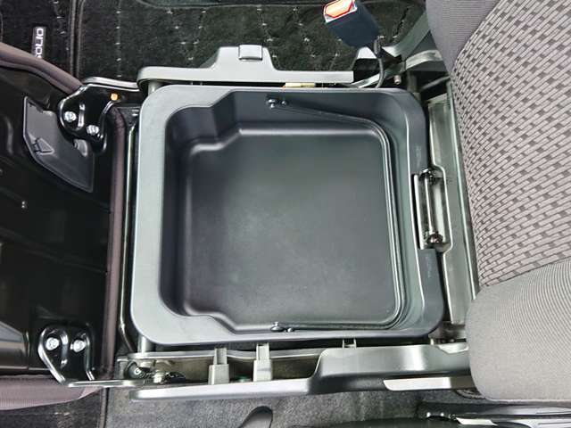 助手席シート下にはシートアンダーBOX付き☆車検証や小物の収納に便利です♪外して洗車のバケツにもなります☆