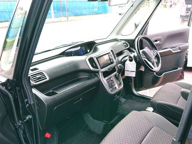 インパネシフトで足元広々＆運転席から助手席へ車内移動もOK◎運転席・助手席の間はウォークスルーになっており、リヤシートへの移動もOK☆