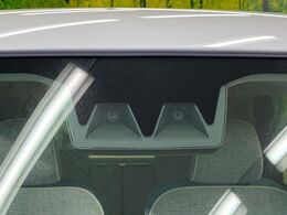 【スマートアシスト】走行中に前方の車両等を認識し、衝突しそうな時は警報とブレーキで衝突回避と被害軽減をアシスト。より安全にドライブをお楽しみいただけます。