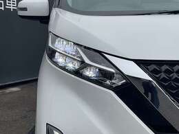 LEDライトは白色光で遠くまで明るく照らし、夜間の安全運転をサポートします