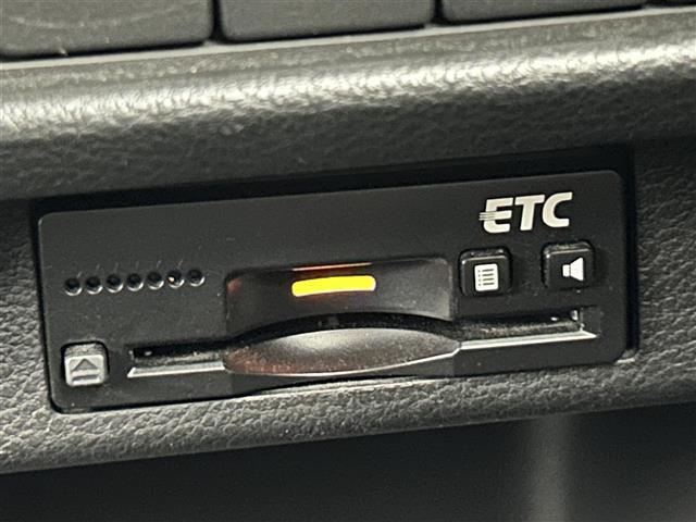 【ETC】有料道路を利用する際に料金所で停止することなく通過できる、ETC車載器（ノンストップ自動料金収受システム機器）が装備されています。セットアップを行うことで利用可能になります。
