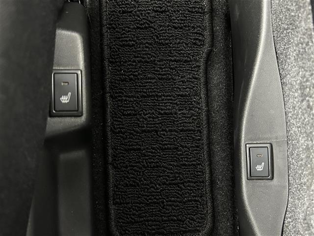 【フロアマット】車内を綺麗に保つのには必須のアイテムです。当店ではフカフカな新品マットも絶賛取り扱い中！ぜひご相談くださいませ。