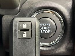 【キーレススタートシステム】カバンやポケットに入れたままでもドアの施錠・解錠が可能なスマートキーを装備。エンジンのオン・オフ時もカギを取り出す必要が無いからとっても便利です♪