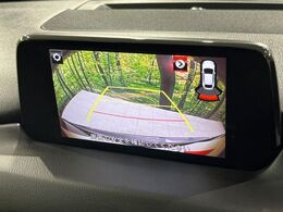 【バックカメラ】駐車時に後方がリアルタイム映像で確認できます。大型商業施設や立体駐車場での駐車時や、夜間のバック時に大活躍！運転スキルに関わらず、今や必須となった装備のひとつです！