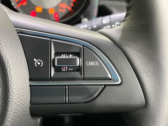 【クルーズコントロール】高速道路もラクラク走行。アクセルを離しても一定速度で走行ができ、長距離運転時の負担を軽減！加速・減速も簡単なスイッチ操作で調整できます。