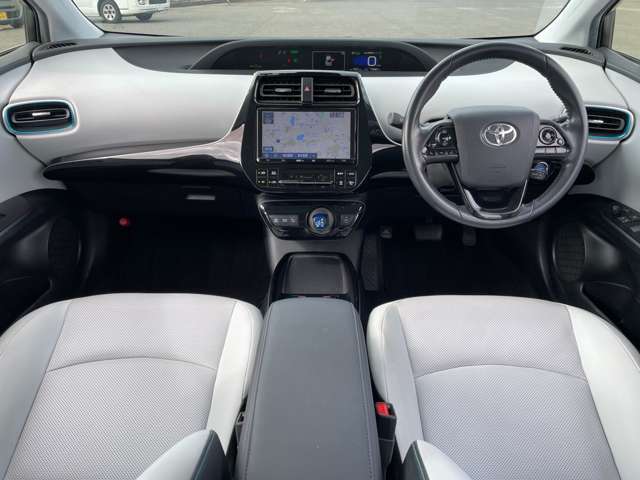 内装は黒色/灰色を基調としており、落ち着いた雰囲気を演出しています！