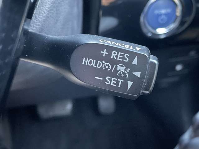 「レーダークルーズコントロール」　前を走るクルマとの車間距離を一定に保ちながら速度調整して追従してくれるので、長距離ドライブ時の負担を軽減します♪