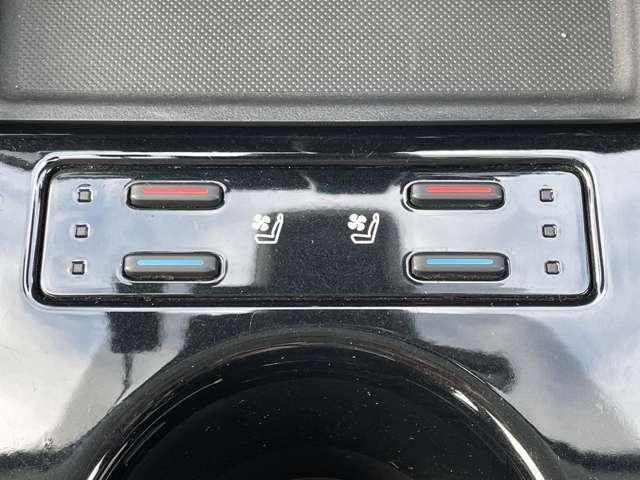 「前席ベンチレーター」　運転席、助手席の背面と座面から冷たい風を送風します♪