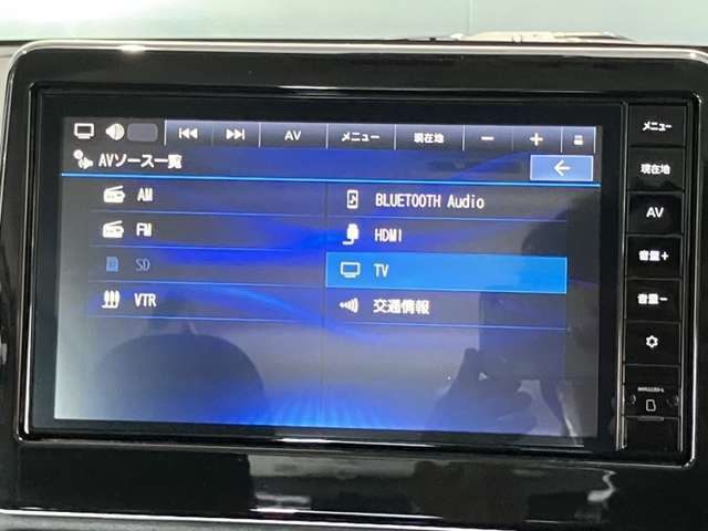 日産純正メモリーナビゲーションです♪目的地まで案内するナビゲーション機能の他にフルセグ画質で楽しめるTVやBluetooth Audioなど多彩な機能が満載で運転を快適にサポートしてくれます☆