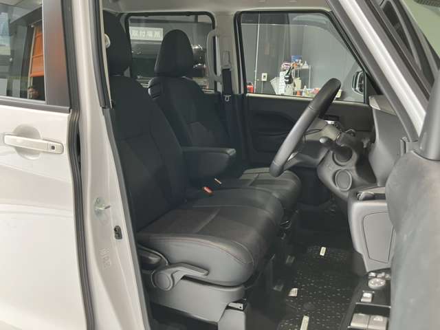 運転席まわりです。運転席からの視界が左右に広く隅々まではっきりと見渡せます！クルマの前端も把握しやすく安心して運転できます！