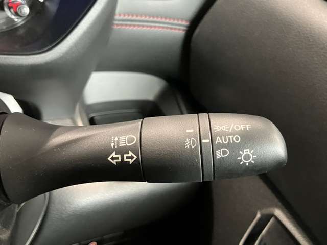 車外の明るさに応じでライトを点灯、消灯してくれるオートライト機能です☆お天気の良い昼間のトンネル走行などオートにしてると便利で安心です☆エンジン停止時にライトの消し忘れも無くなります☆